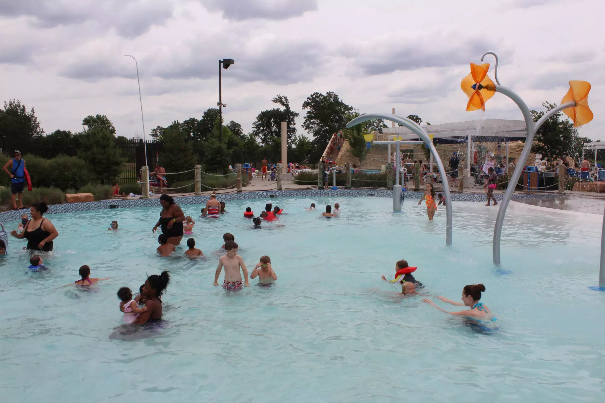 como pool splash pad