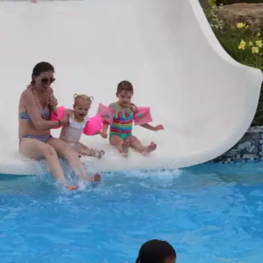 como pool waterslide