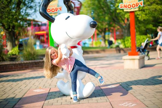 girl playing with Snoopy at Valleyfair