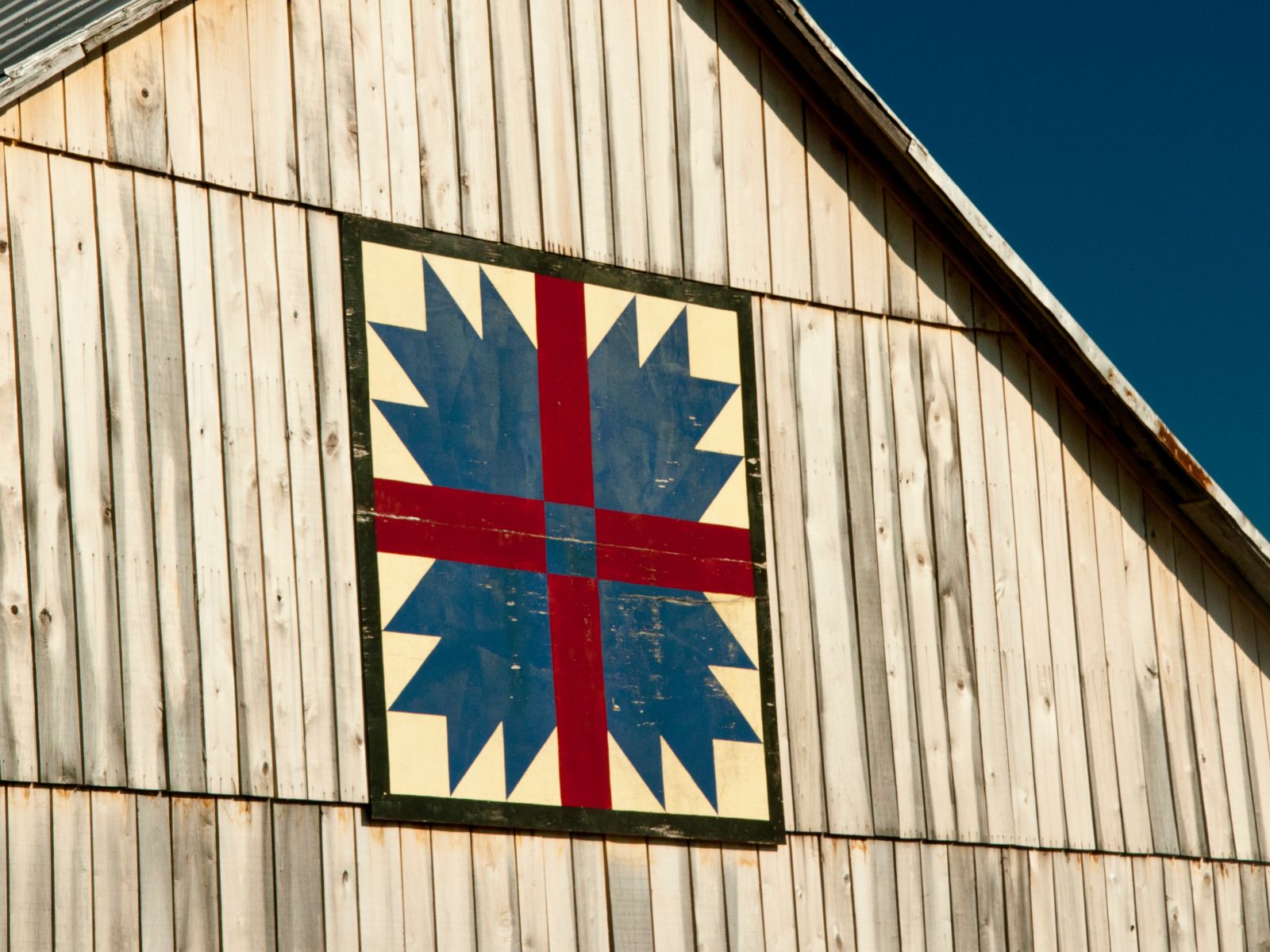 barn quilt in blue and red