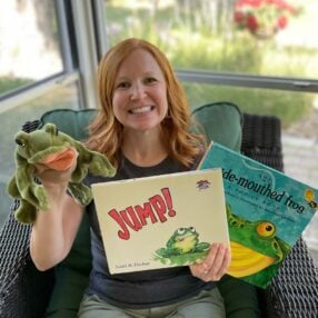 Storyteller with puppets and book for Kiddywampus Storytime.
