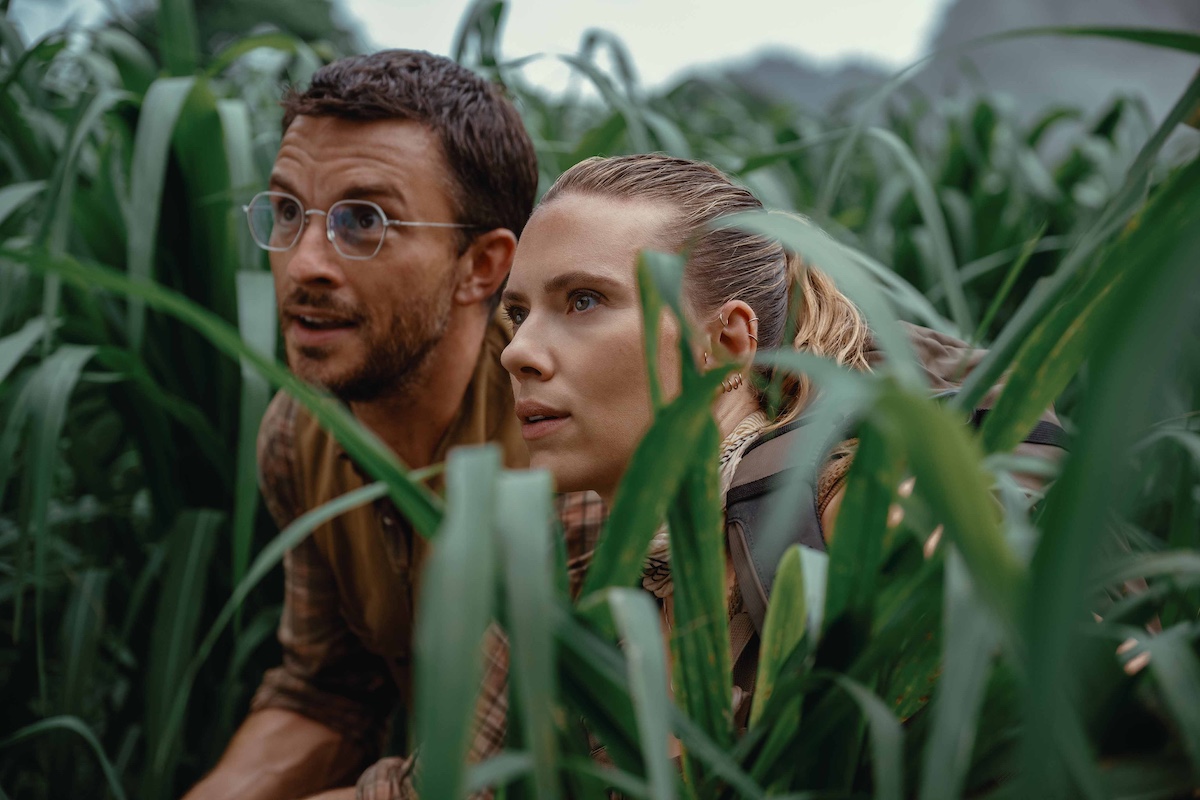 Jurassic World Rebirth photo with Scarlett Johannsson Jonathan Bailey.