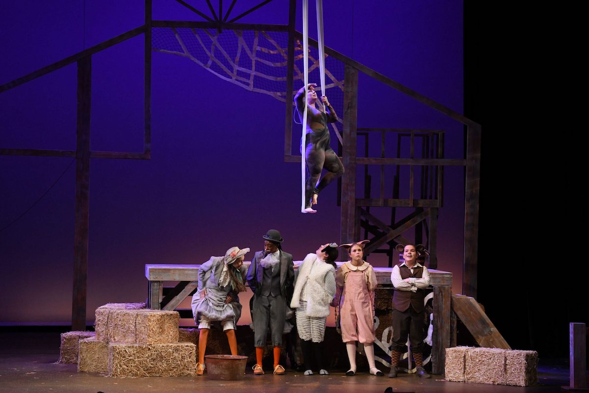 Charlotte's Web actors on stage.