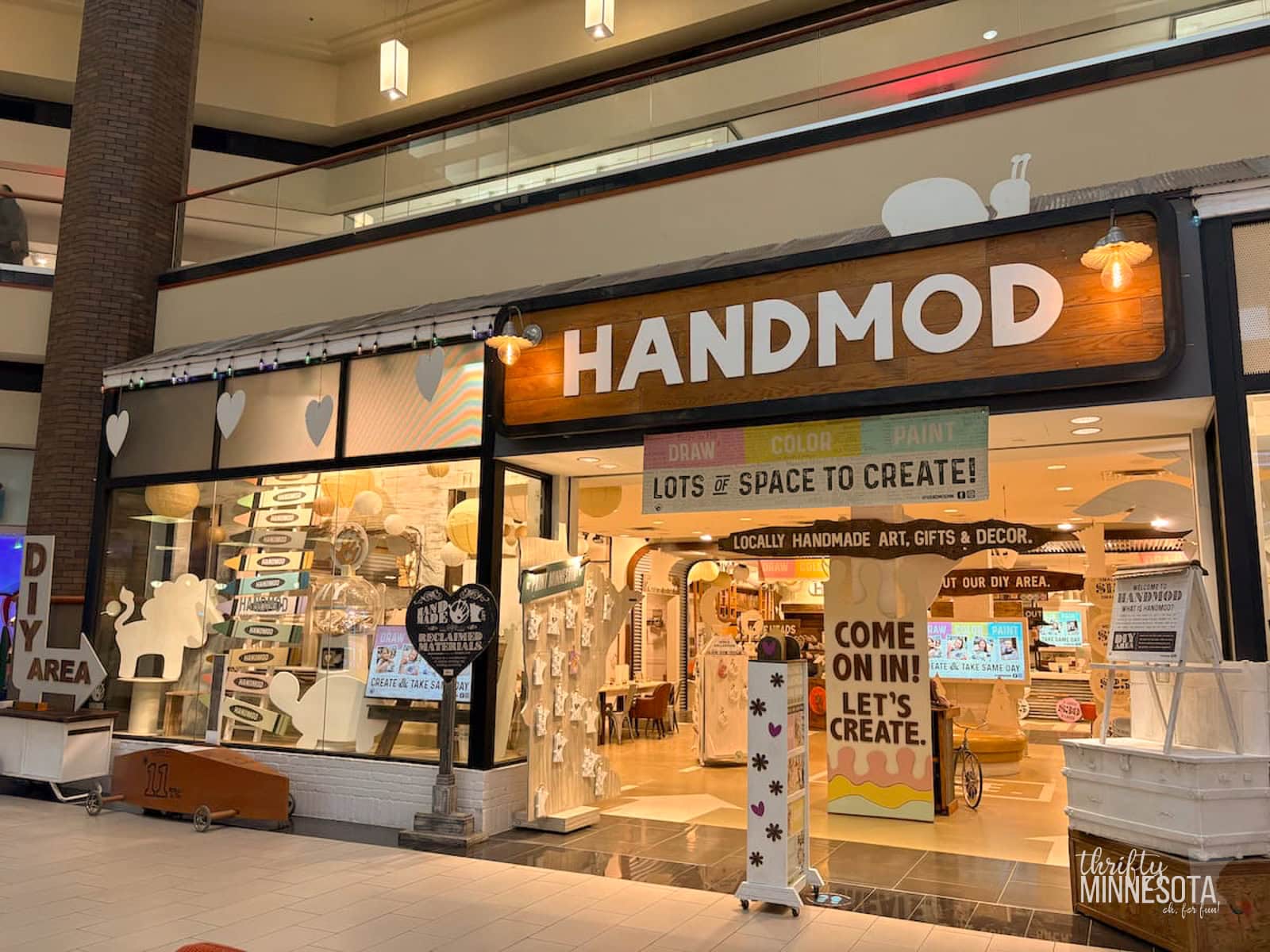 Exterior of Hand Mod in Maplewood Mall.