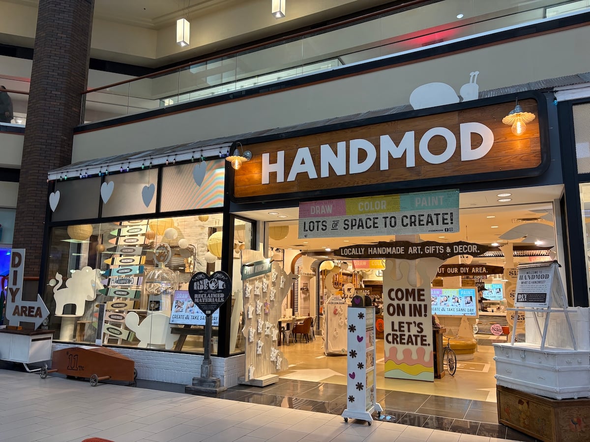 Hand Mod exterior of store.