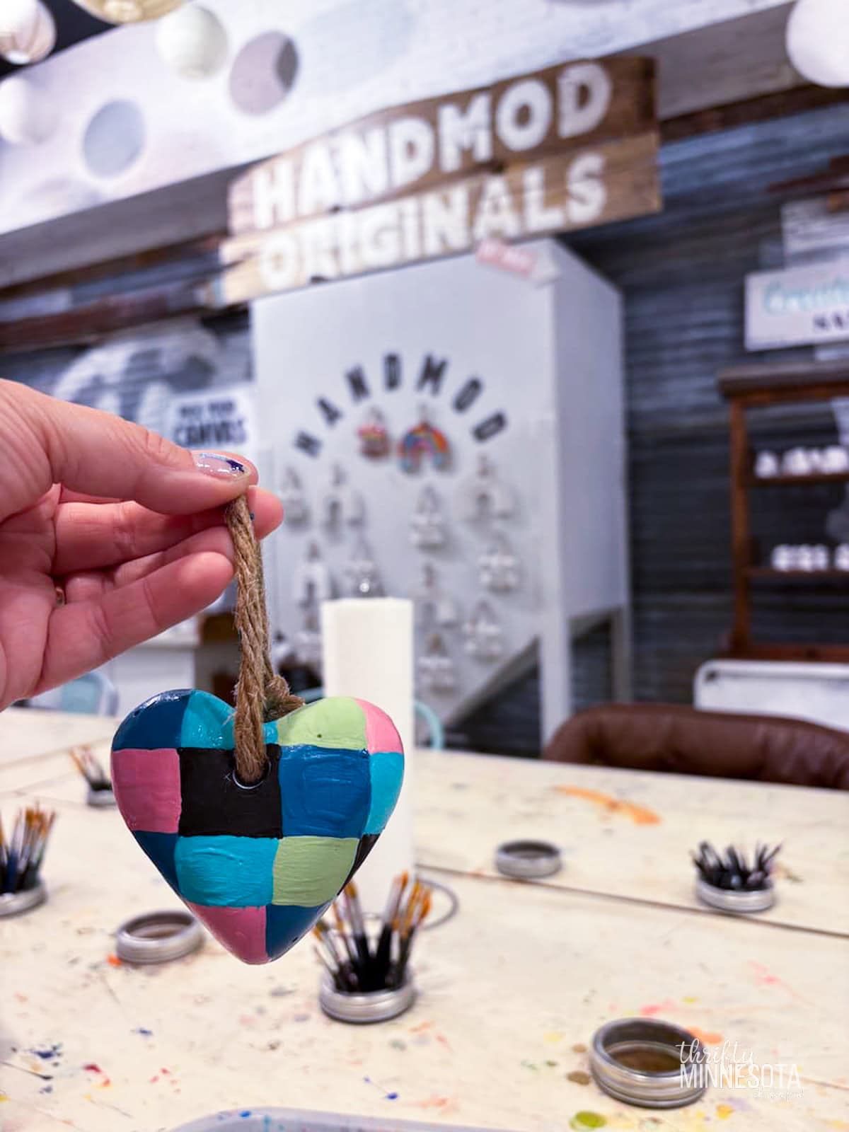 Painting ceramic heart at Hand Mod.