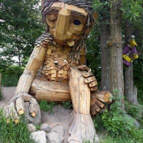 Barefoot Frieda Troll.